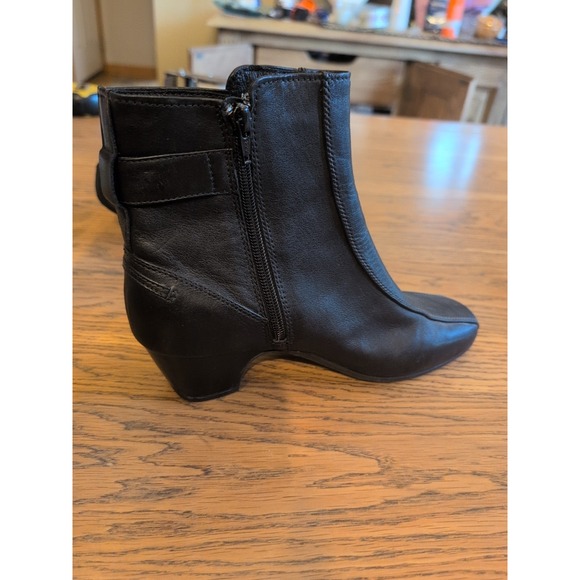 Clarks Women's Dara Ankle Bootie Black Leather Buckle Classic Heeled boots 7.5 W - Picture 6 of 6